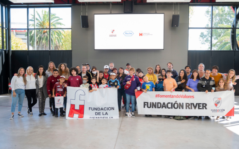 Los y las participantes con un cartel de Fundación y Museo River