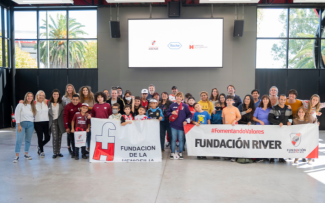 Los y las participantes con un cartel de Fundación y Museo River